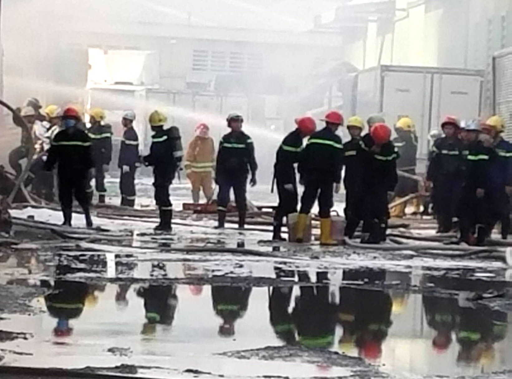 Cháy kho chứa hóa chất Sài Gòn ảnh 2 Chay kho chua hoa chat Sai Gon anh 2