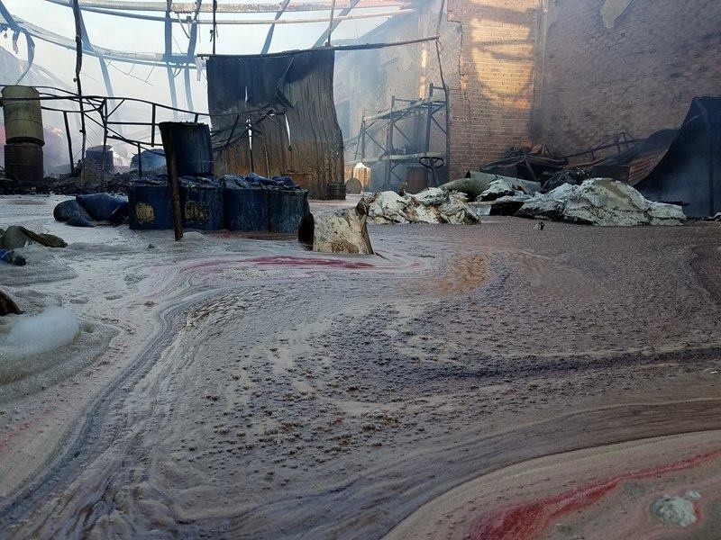 Chay nha kho chua hoa chat rong 500 m2 o Sai Gon hinh anh