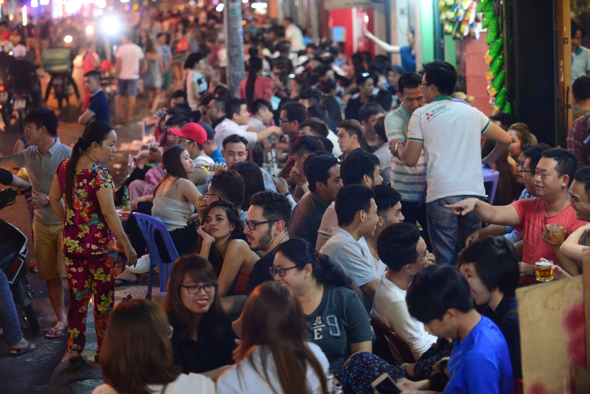 Du khach tiec nuoi neu via he pho Tay o Sai Gon bi dep hinh anh