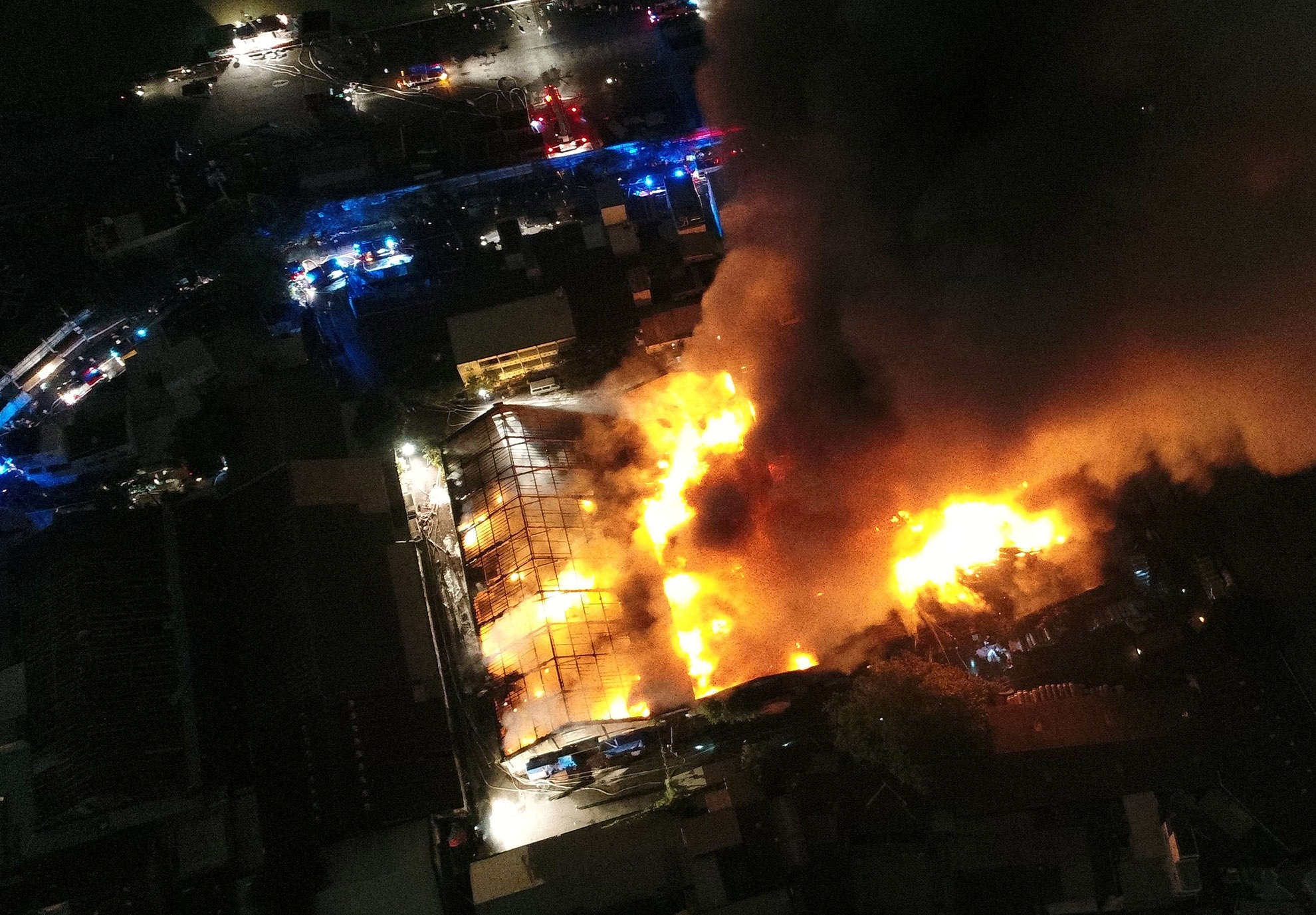 Chay no lon tai nha kho trong cang Sai Gon hinh anh