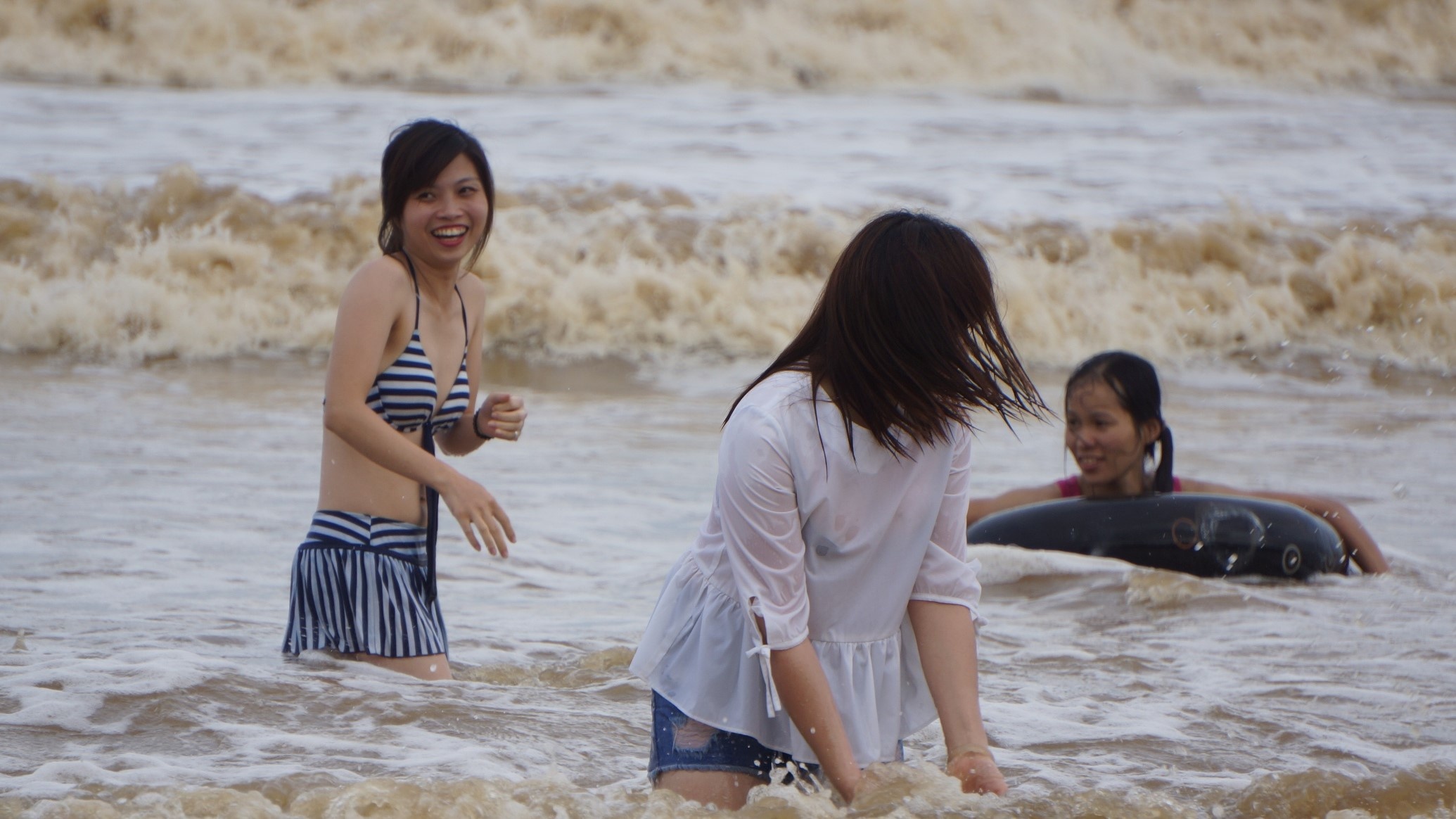 Canh tam bien bat chap nguy hiem khi bao so 2 dang vao bo hinh anh