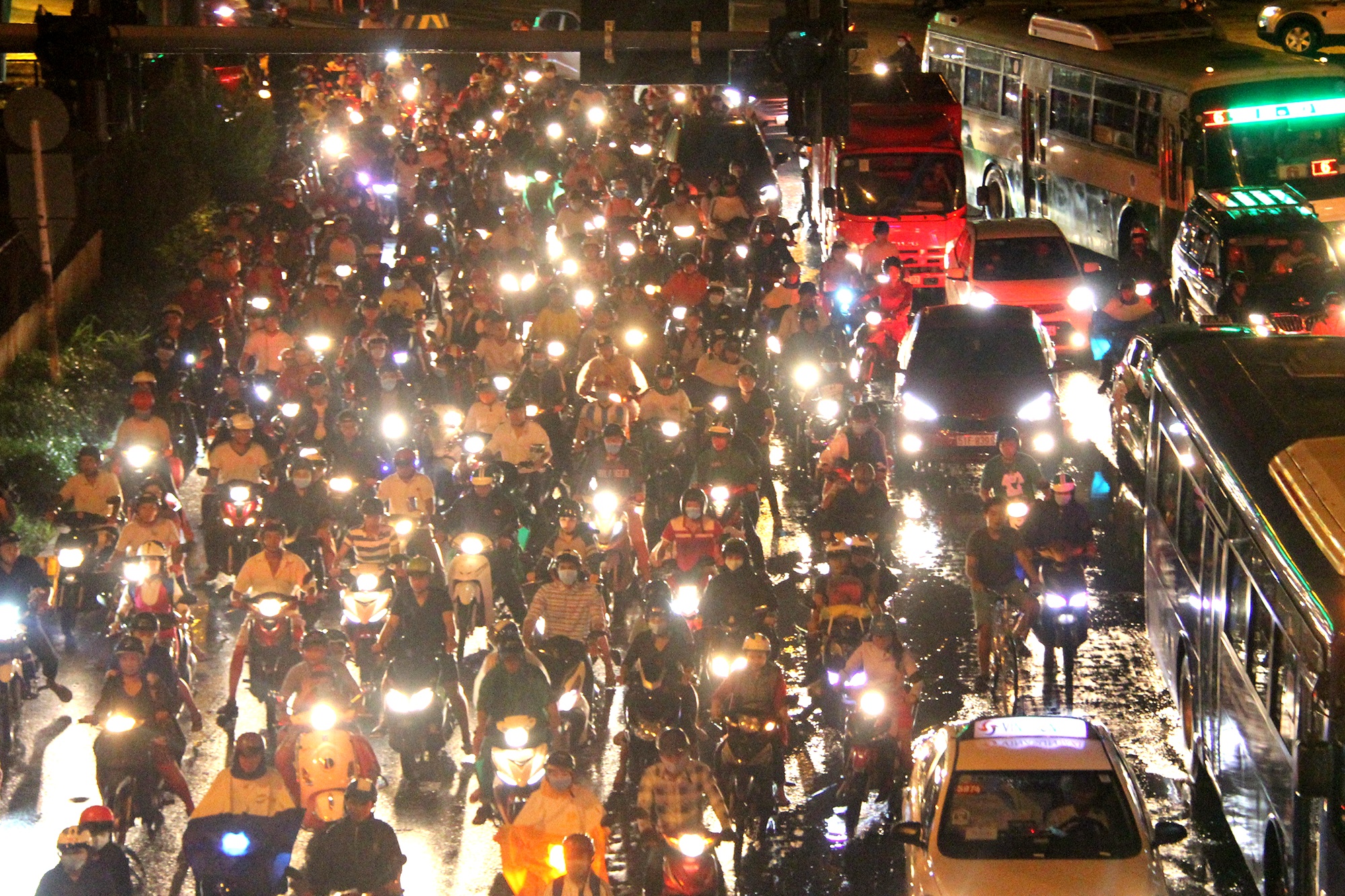 Nguoi dan do ve Sai Gon, Ha Noi sau ky nghi le 2/9 hinh anh