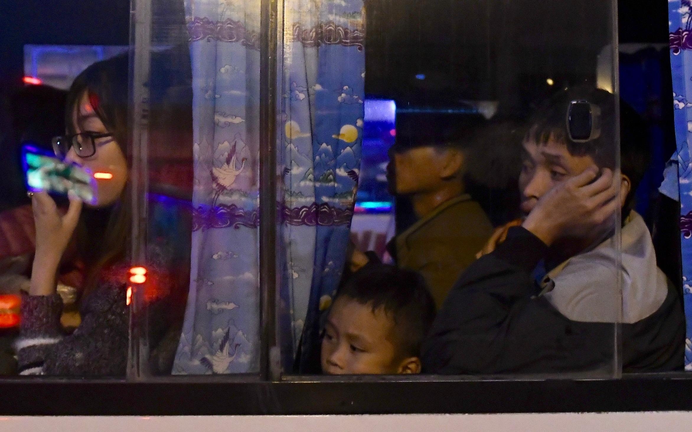 Nguoi dan di nghi Tet, duong pho Sai Gon va Ha Noi ket cung hinh anh