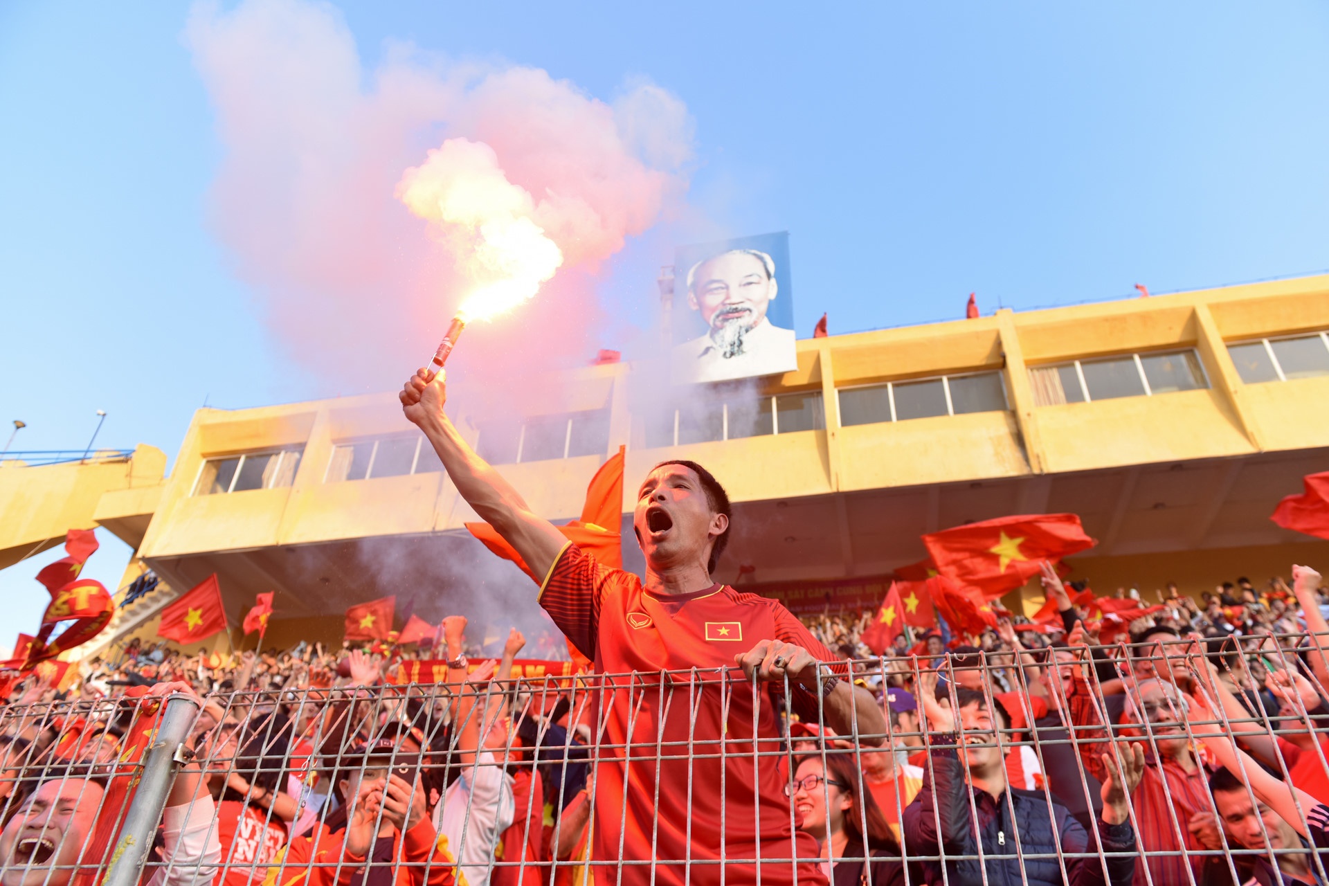 Nguoi ham mo om nhau nhay mua khi U23 Viet Nam danh bai U23 Qatar hinh anh