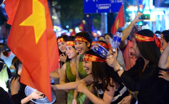 Co do rop khap cac thanh pho sau chien thang lich su cua U23 Viet Nam hinh anh