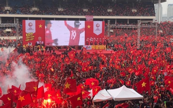 Fanzone My Dinh ho ten HLV, tuyen thu U23 sau tran chung ket nghet tho hinh anh