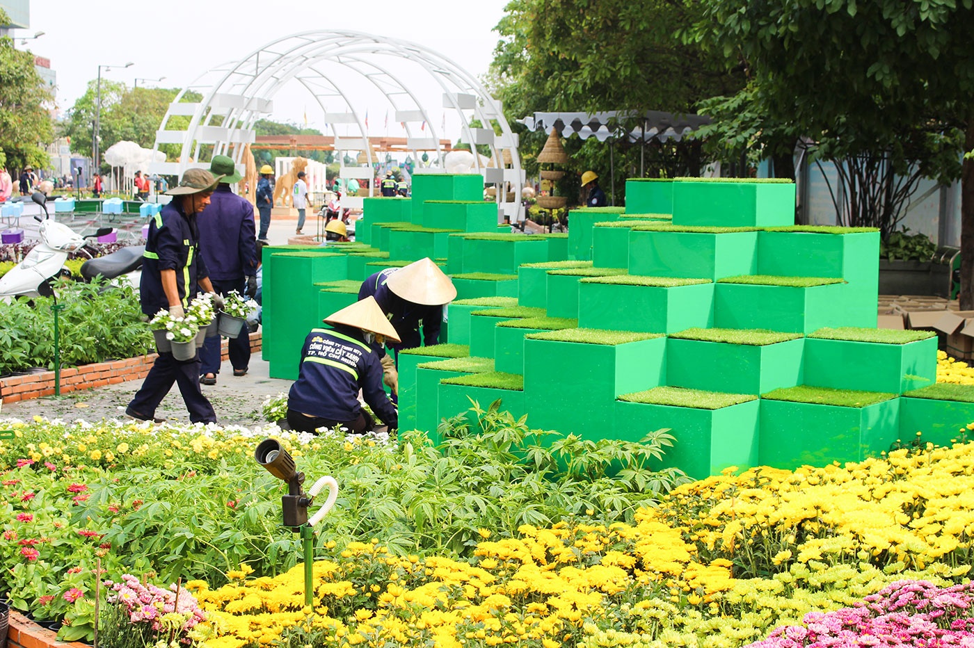 Cap tap hoan thien duong hoa Tet Mau Tuat 2018 o pho di bo Nguyen Hue hinh anh