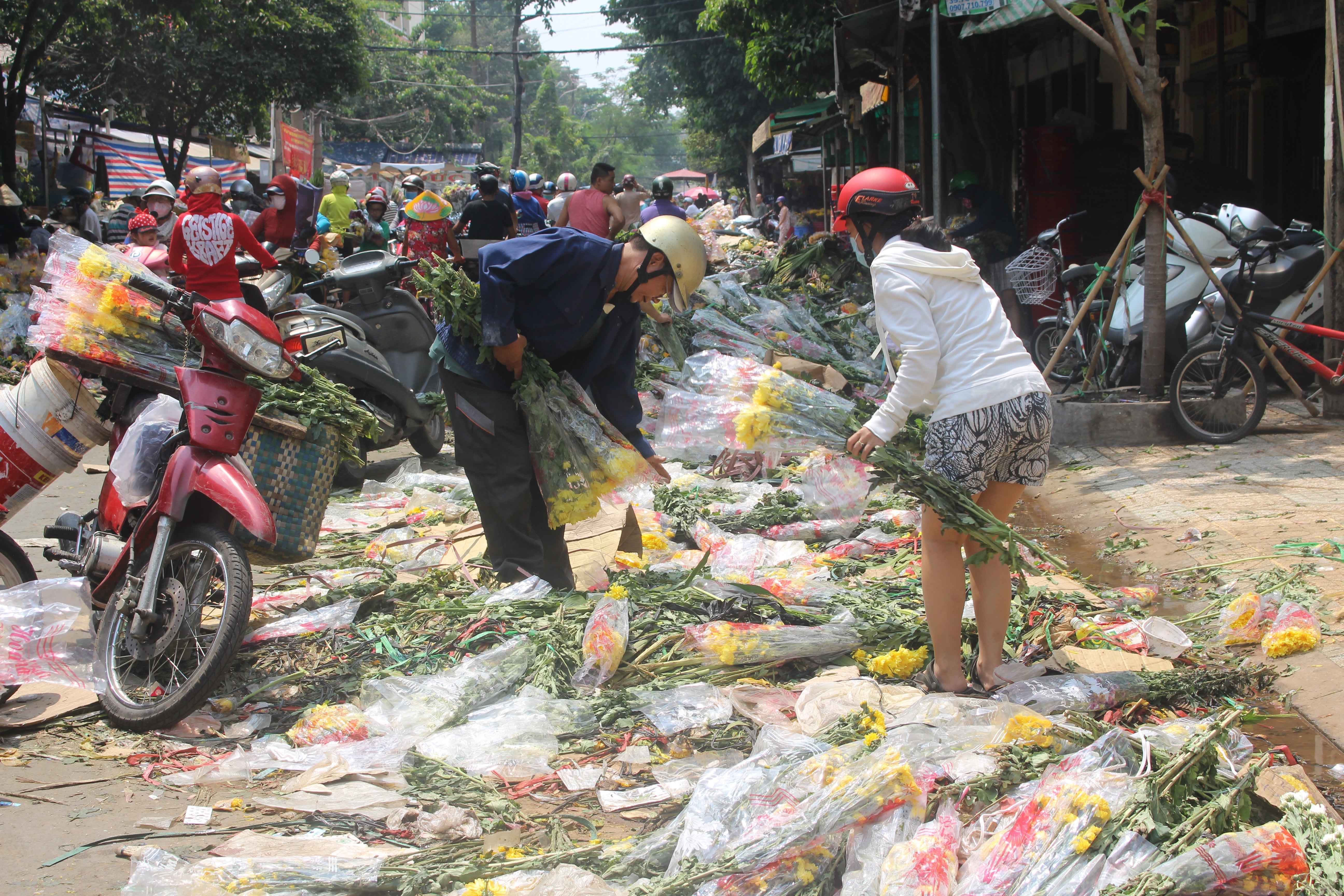 Khong co nguoi mua, hang nghin bo hoa bi vut day duong o Sai Gon hinh anh