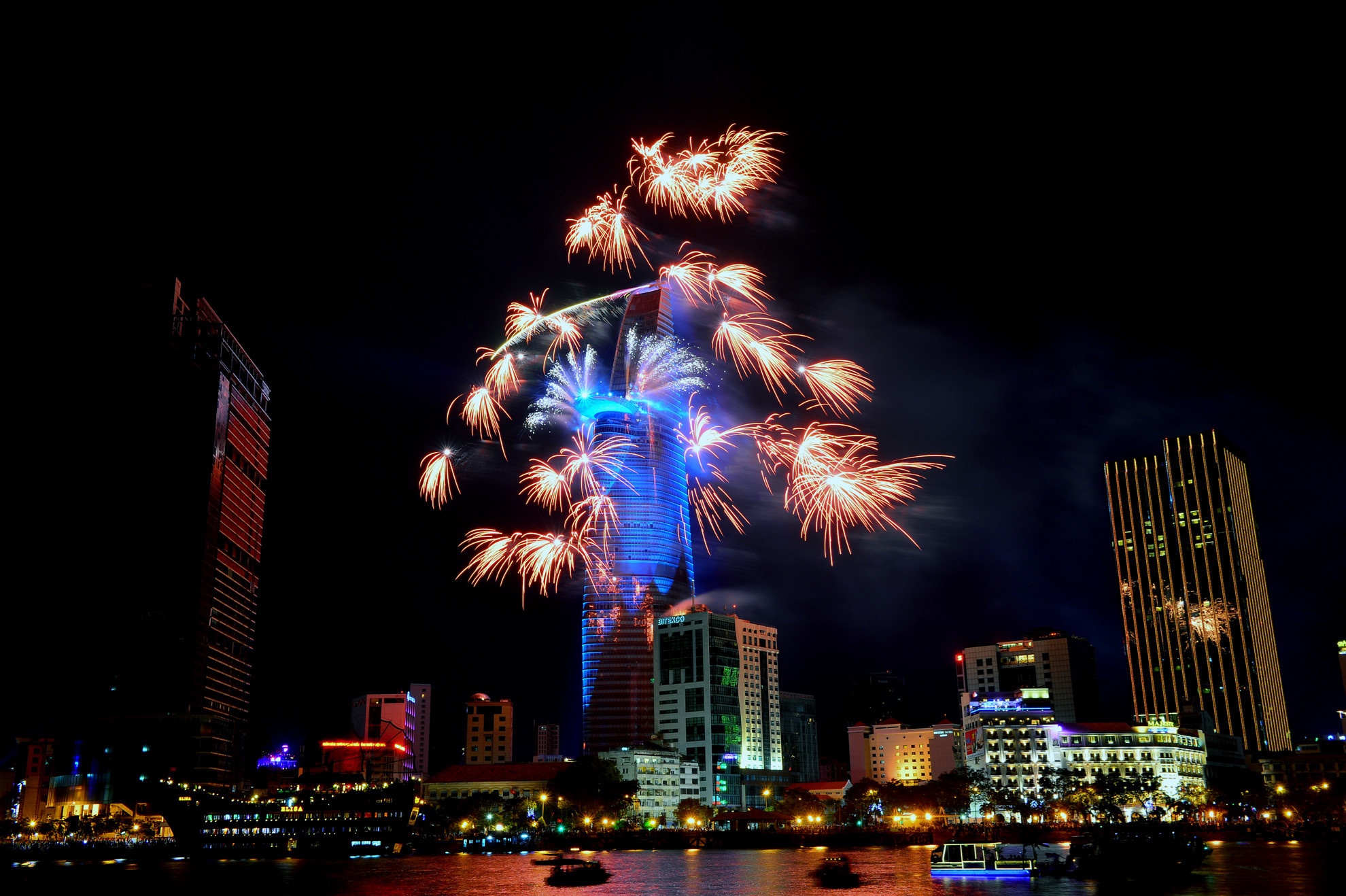 Cac diem ban phao hoa giao thua Tet Mau Tuat o Sai Gon va Ha Noi hinh anh