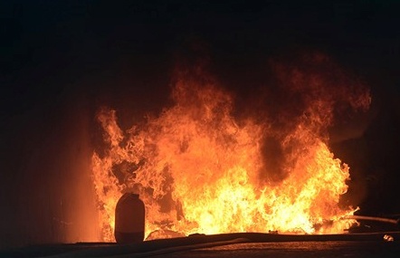 Chung cu Carina Plaza lai boc chay, nguoi dan hoang loan bo chay hinh anh