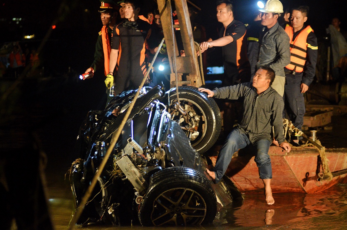 ôtô lao xuống cầu Chương Dương ảnh 5 oto lao xuong cau Chuong Duong anh 5