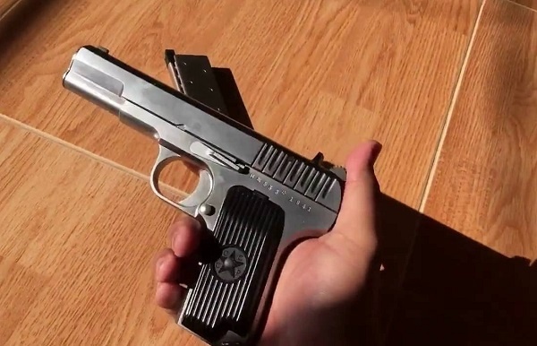 Phat hien sung, thuoc gay nghien tai co so tham my khong phep hinh anh