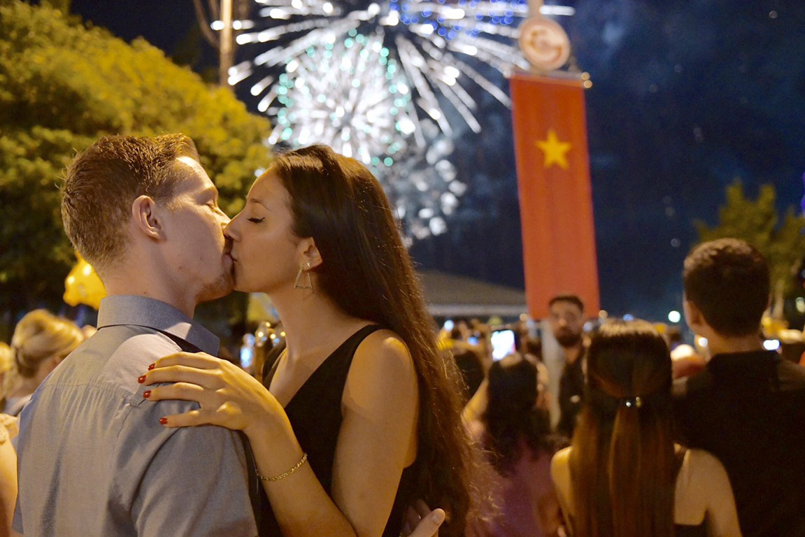 Cac cap doi trao nhau nu hon giua bien nguoi don nam moi 2020 hinh anh