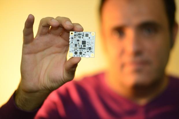 Nam sau, ban khong can cam sac ma dien thoai van day pin hinh anh