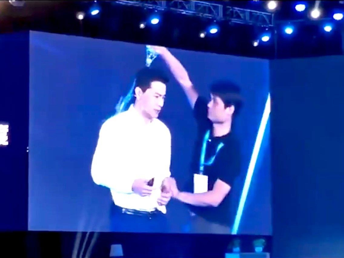 Nha sang lap Baidu bi doi nuoc tren san khau hinh anh