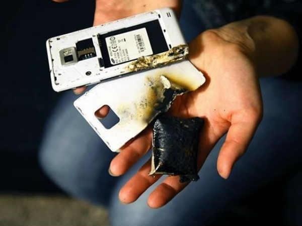 Nguoi nay kiem ty USD nho kiem tra vien pin tren smartphone cua ban hinh anh