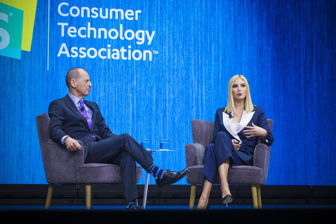 Con gai Donald Trump tai CES 2020 anh 1