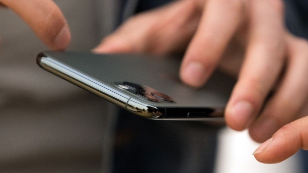 FBI be khoa iPhone ma khong can Apple hinh anh