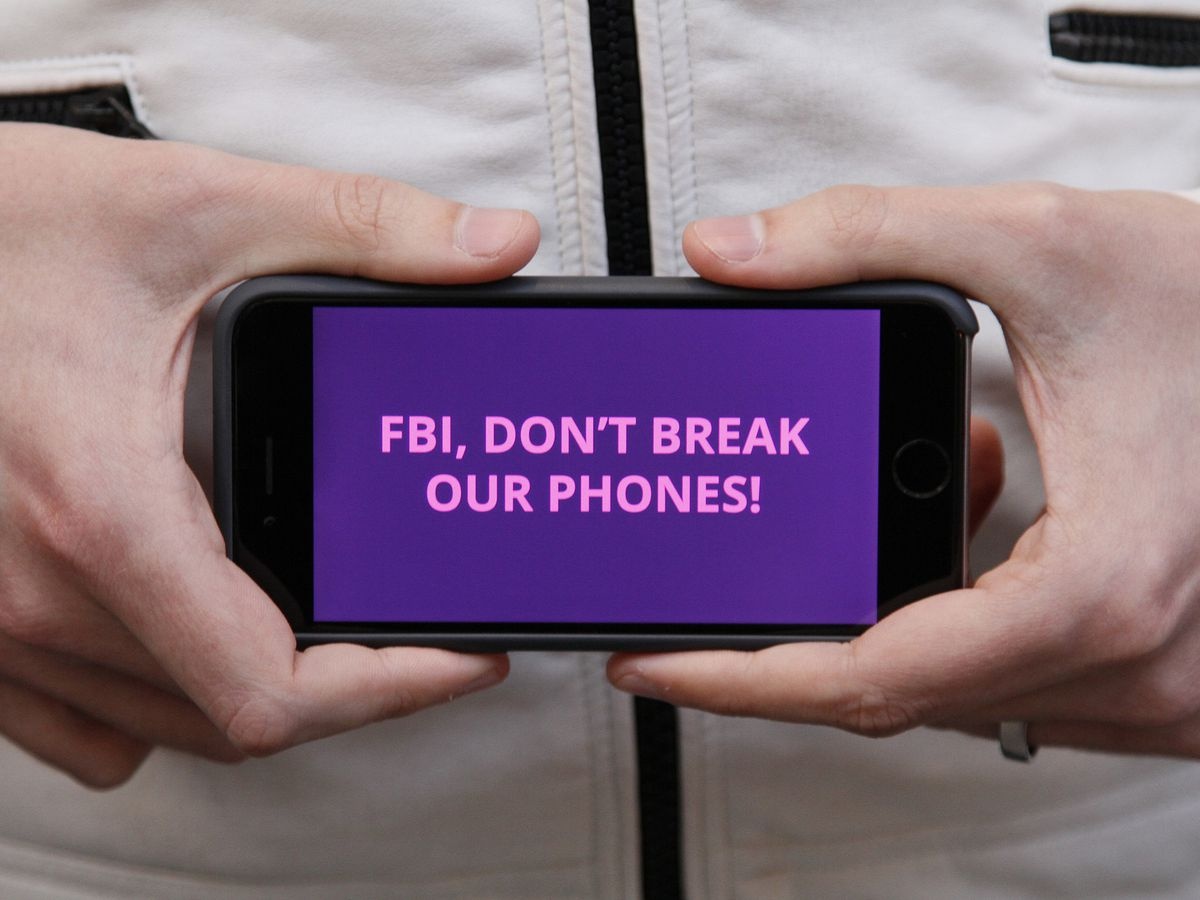 Nguon tin noi bo FBI cho thay Apple bi chi trich vo ly hinh anh