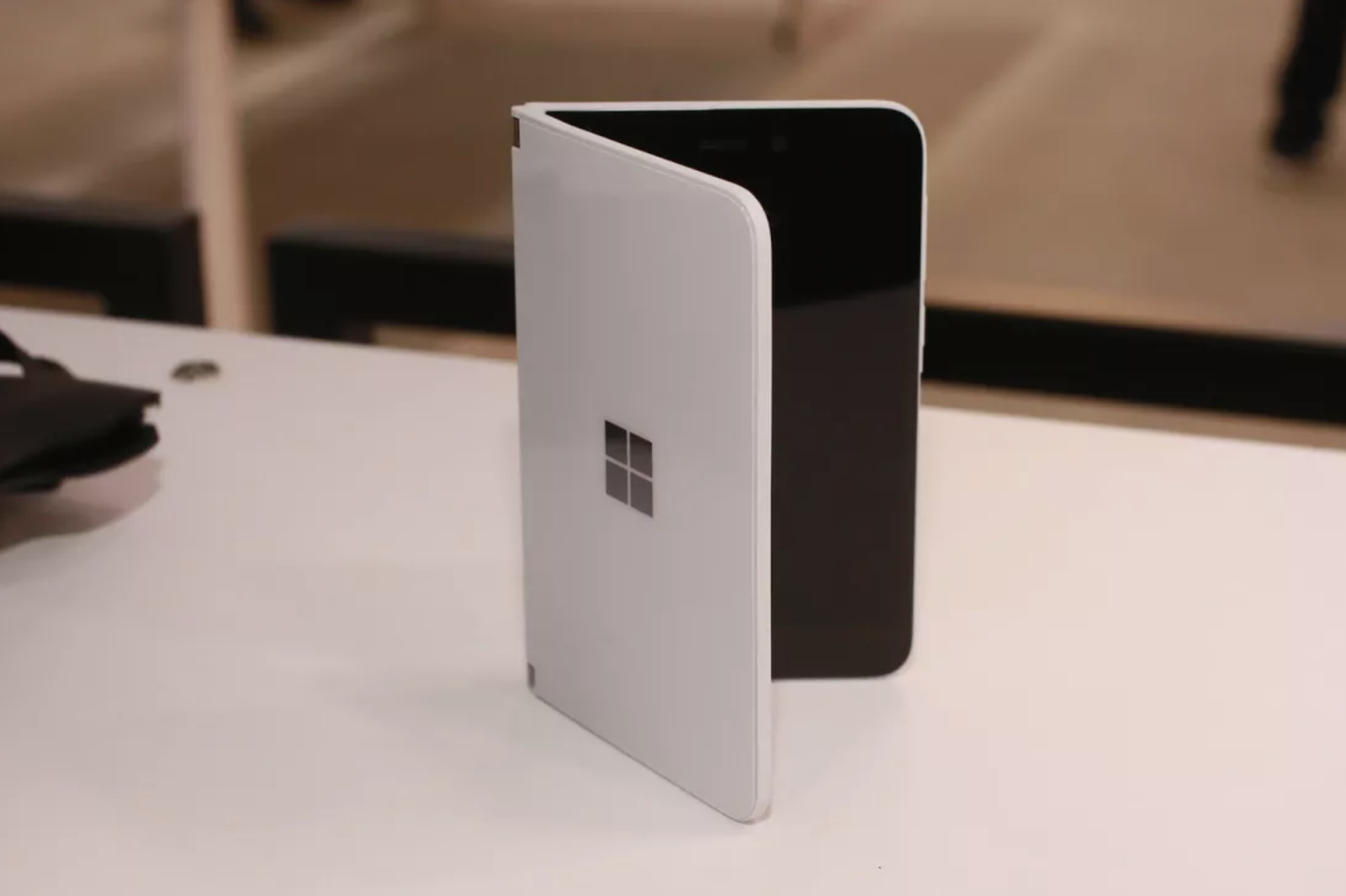 He lo cach hoat dong cua di dong man gap Surface Duo tu Microsoft hinh anh