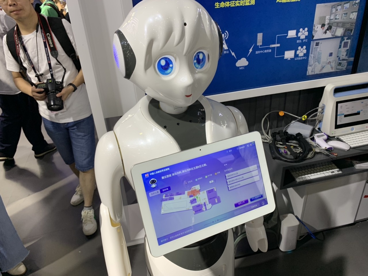 Benh vien khap Trung Quoc su dung robot y te doi pho virus corona hinh anh