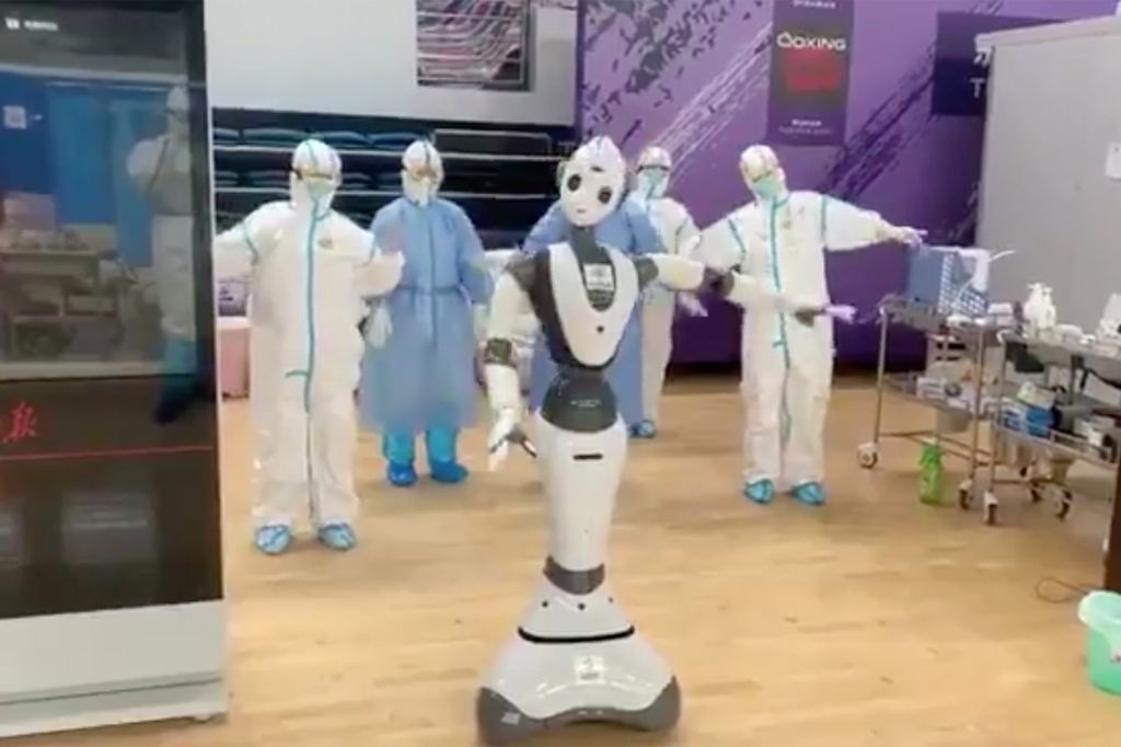 Robot phuc vu benh nhan o Vu Han anh 2