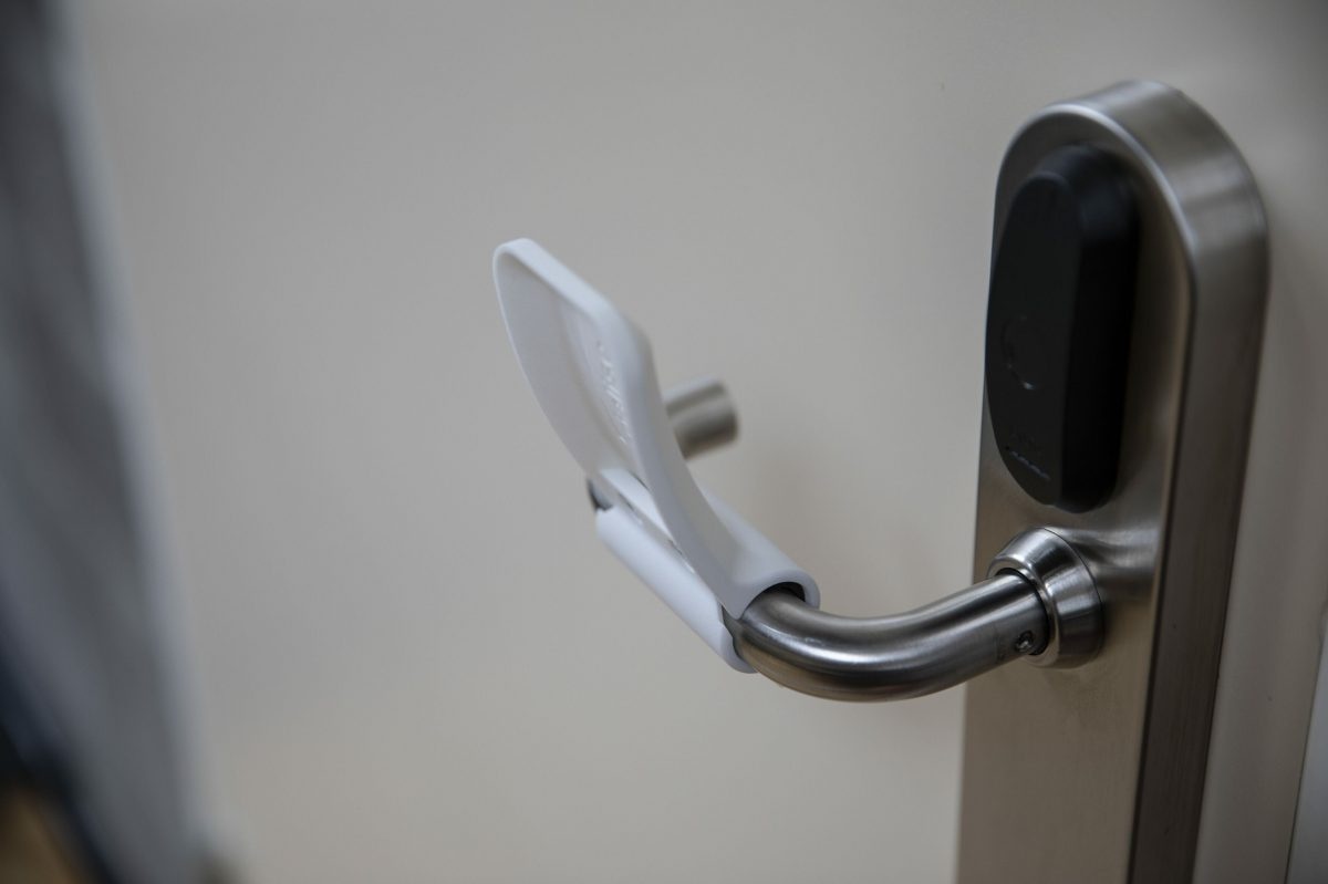 Phat minh giup mo cua ma khong can cham anh 6