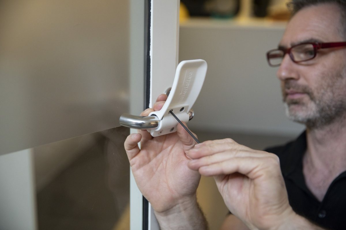 Phat minh giup mo cua ma khong can cham anh 8