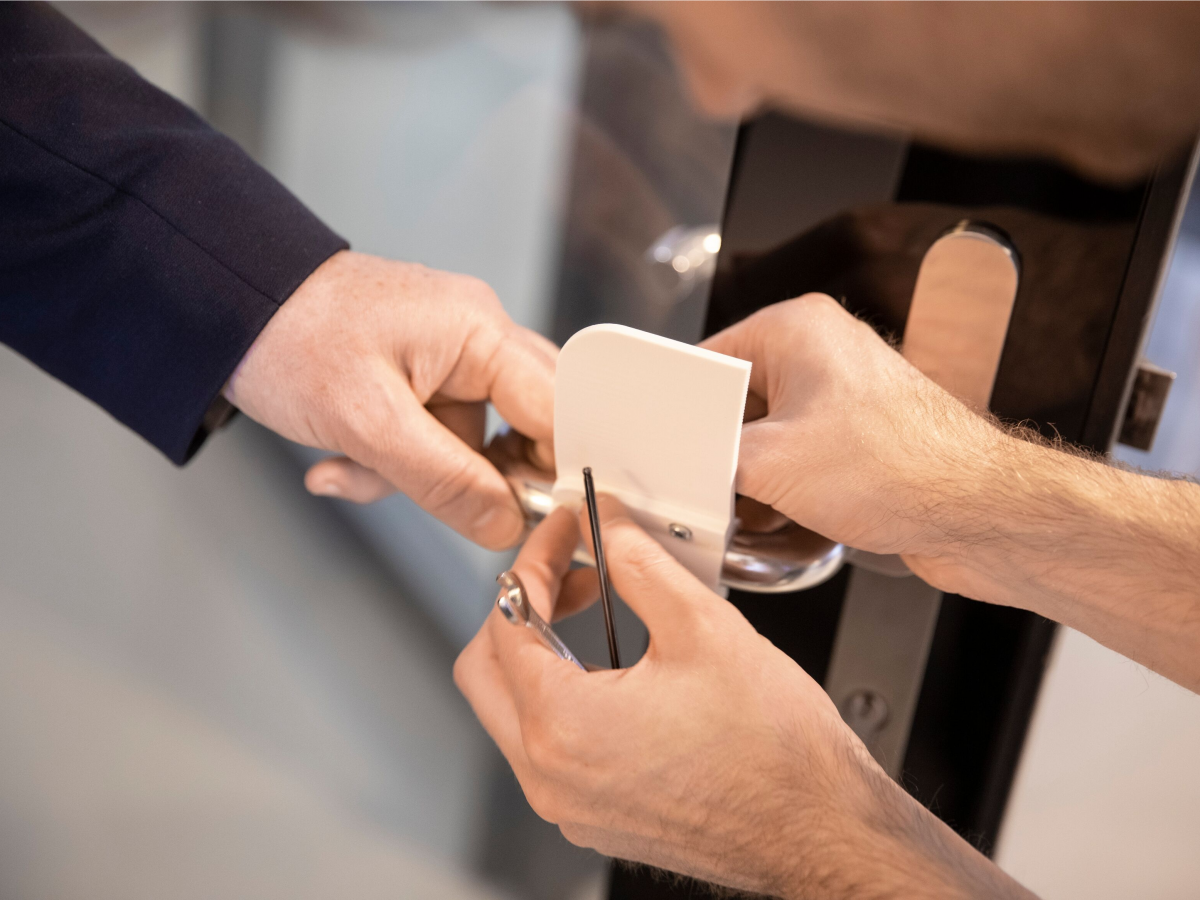 Phat minh giup mo cua ma khong can cham anh 3