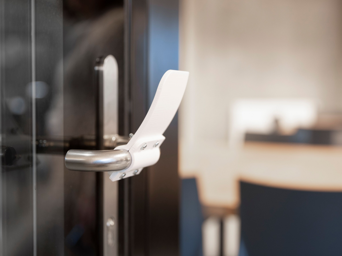 Phat minh giup mo cua ma khong can cham anh 7