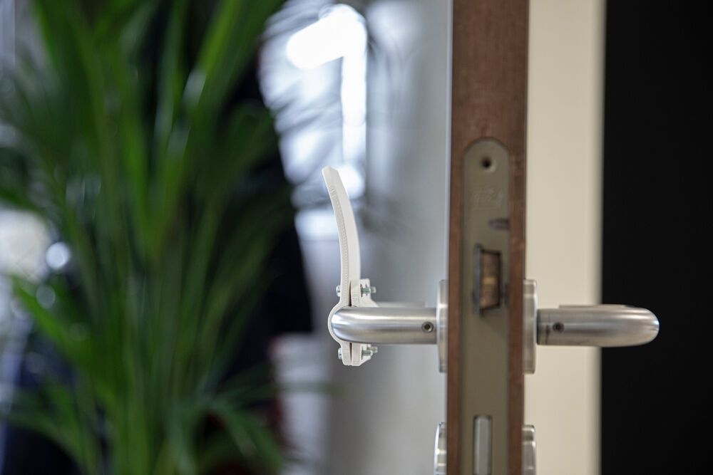 Phat minh giup mo cua ma khong can cham anh 10