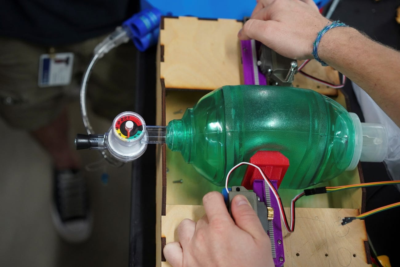 Vu khi gia re mo ra co hoi chan dich Covid-19 hinh anh