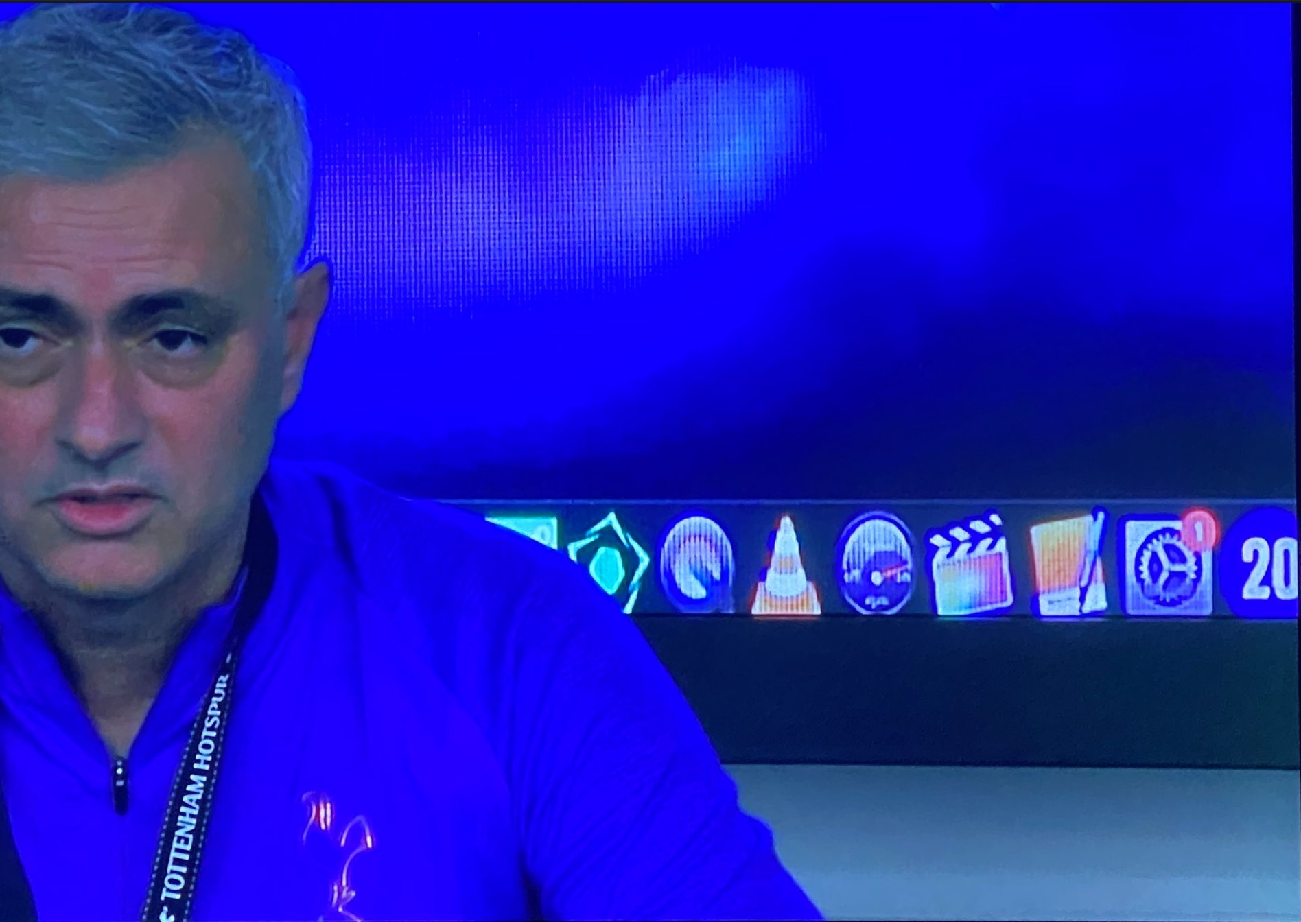 HLV Mourinho choi game quan ly bong da anh 1