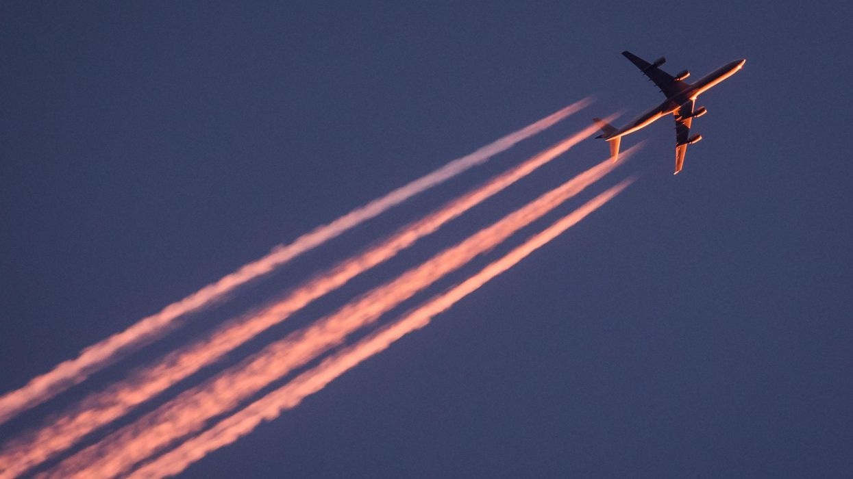 Vet trang may bay anh 3