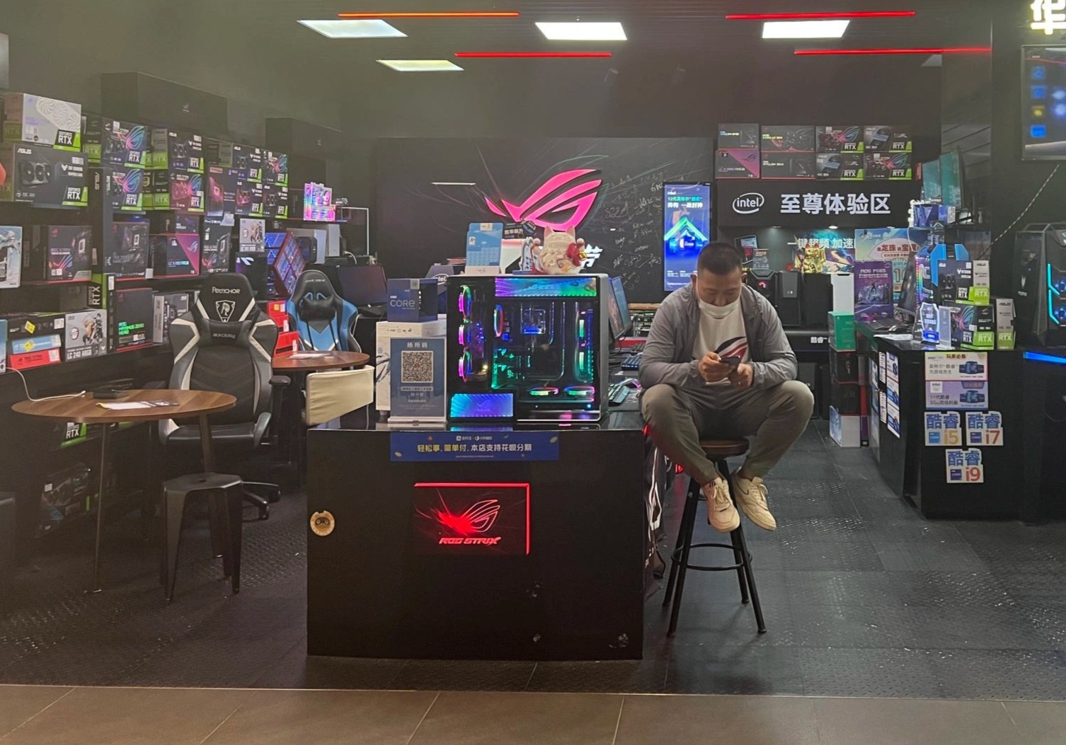 Card do hoa e am, chu cua hang o Trung Quoc ngoi choi ca ngay hinh anh