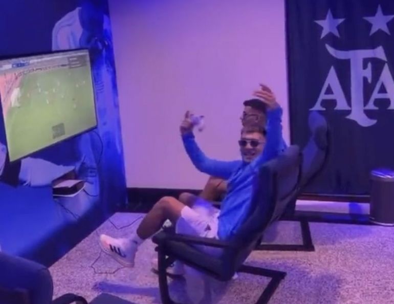 Bo doi trung ve Argentina choi game thau dem sau khi vo dich hinh anh