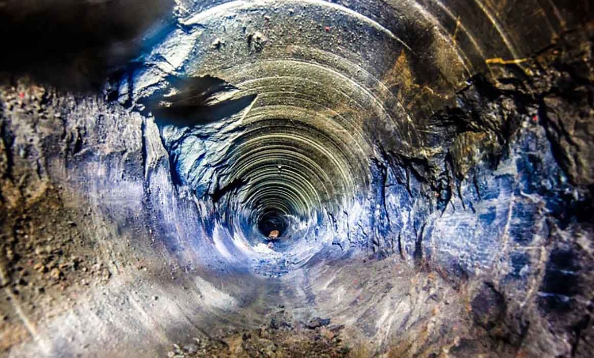 Ben duoi 'gieng dia nguc' dan den tam Trai Dat hinh anh