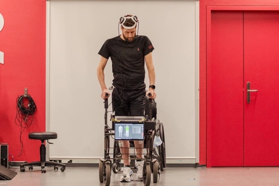 Nguoi dan ong bi liet 12 nam di lai duoc nho AI doc nao hinh anh