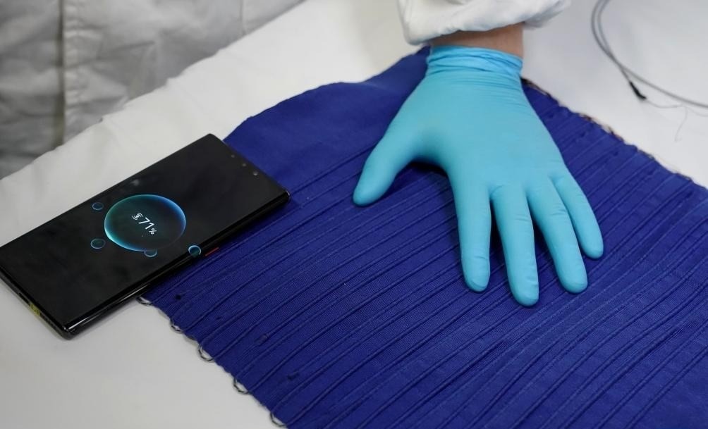 Vat lieu 'ky dieu' giup quan ao, tui xach co the sac dien thoai hinh anh