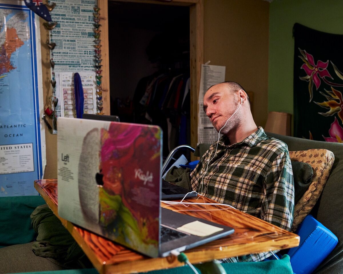 Chang trai liet toan than doi doi nho cay chip vao nao hinh anh