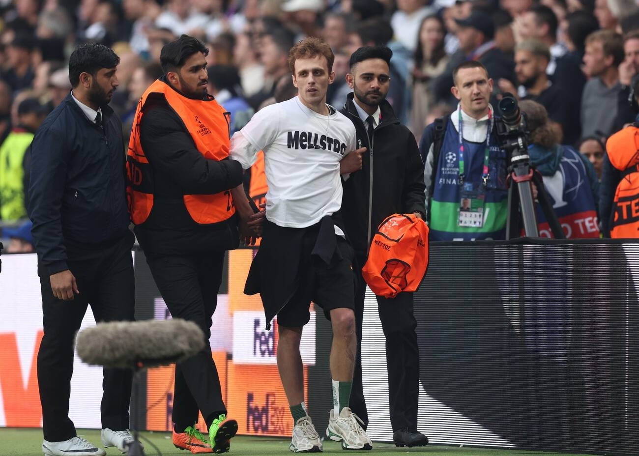 Nguoi dung sau vu gay roi o chung ket Champions League hinh anh