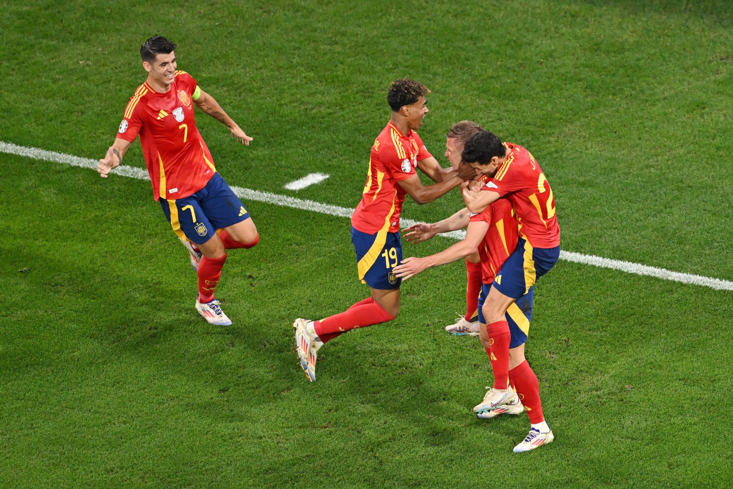 Thong ke an tuong cua Lamine Yamal va dong doi hinh anh