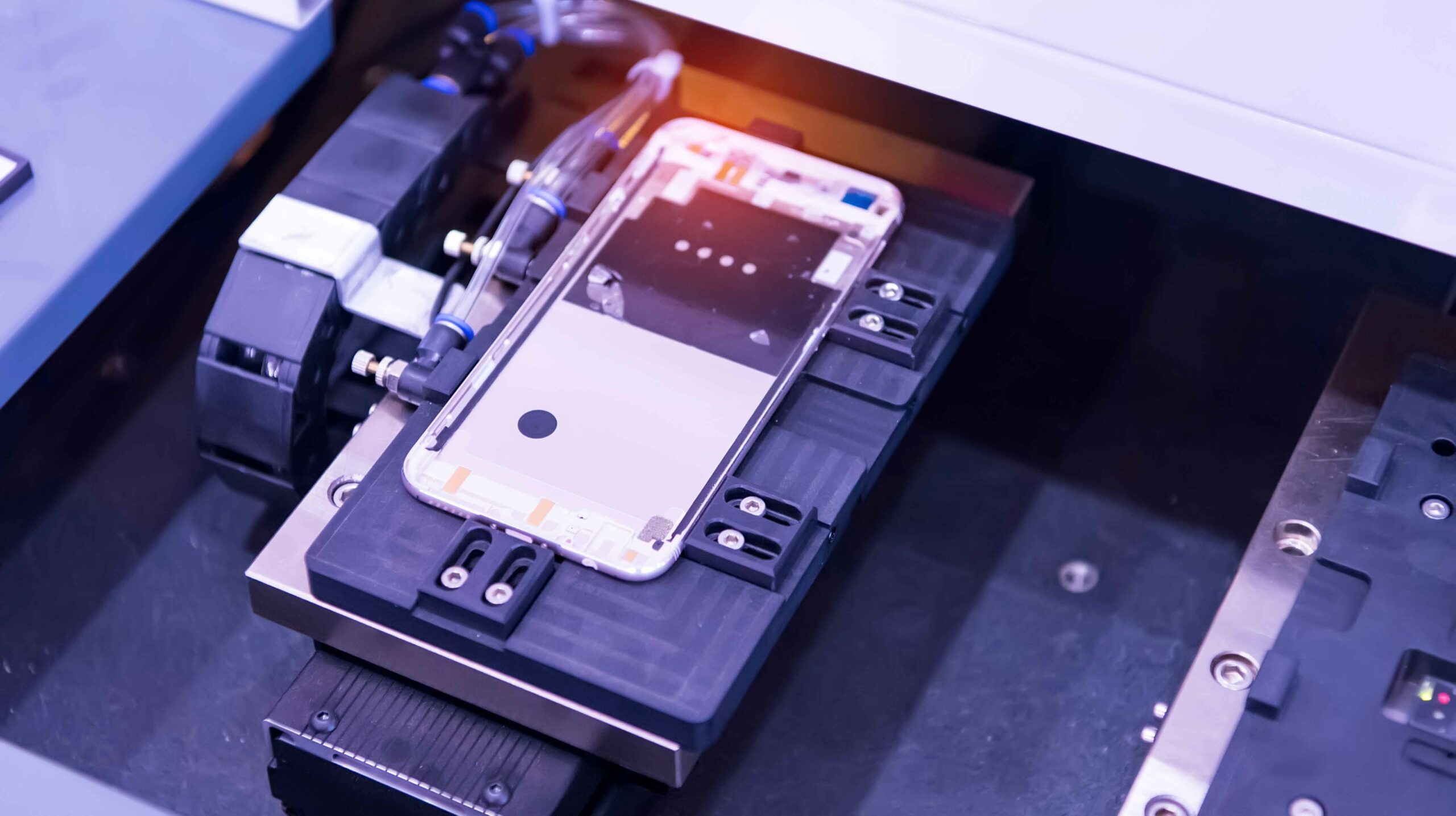 Day chuyen iPhone 16 dang hoat dong het cong suat hinh anh