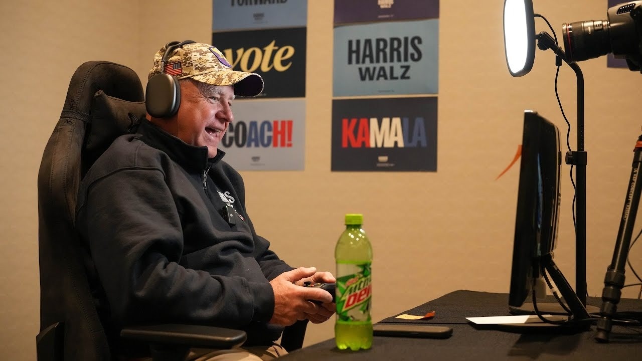 Pho tuong cua ba Harris livestream choi game keu goi bo phieu hinh anh