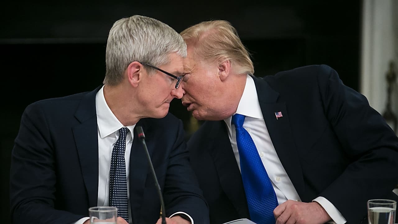 Tim Cook tiep tuc the hien thanh y voi ong Trump hinh anh