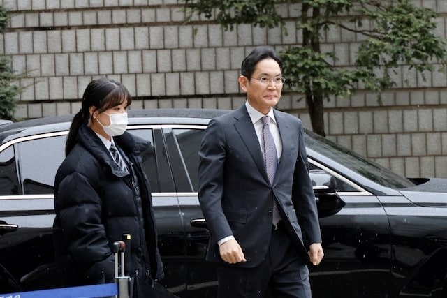 Chu tich Samsung tiep tuc gap thu thach hinh anh