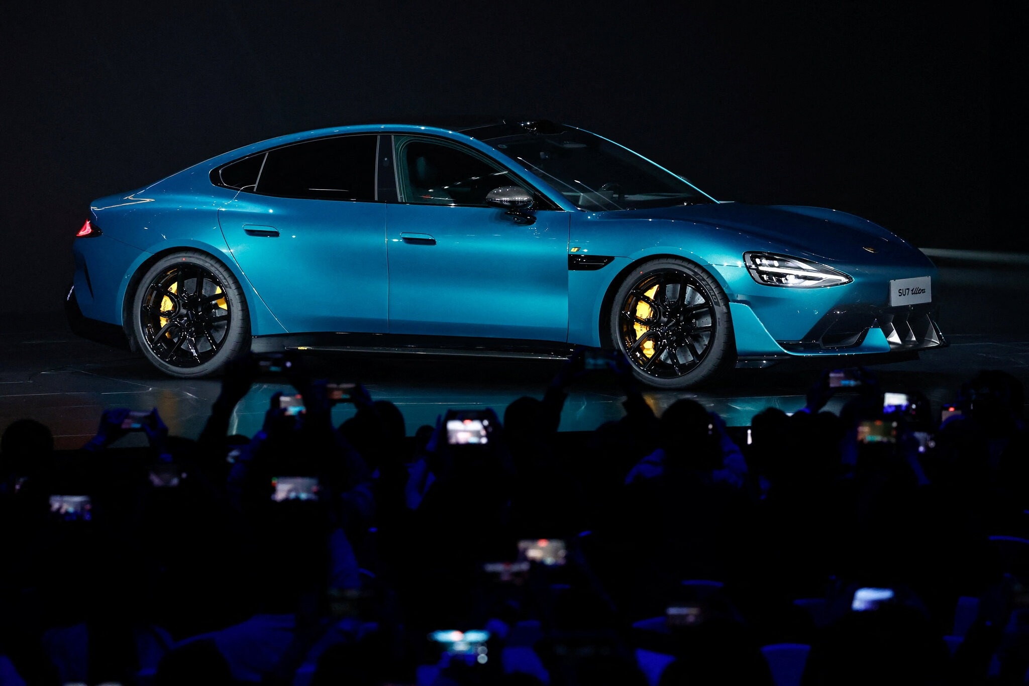 Ket qua trai nguoc khi Apple va Xiaomi lam xe dien hinh anh