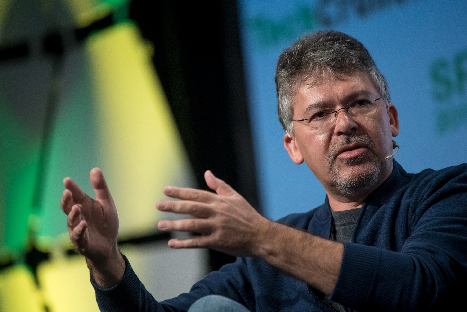 Sep lon dau tien cua Apple 'tra gia' vi Siri hinh anh