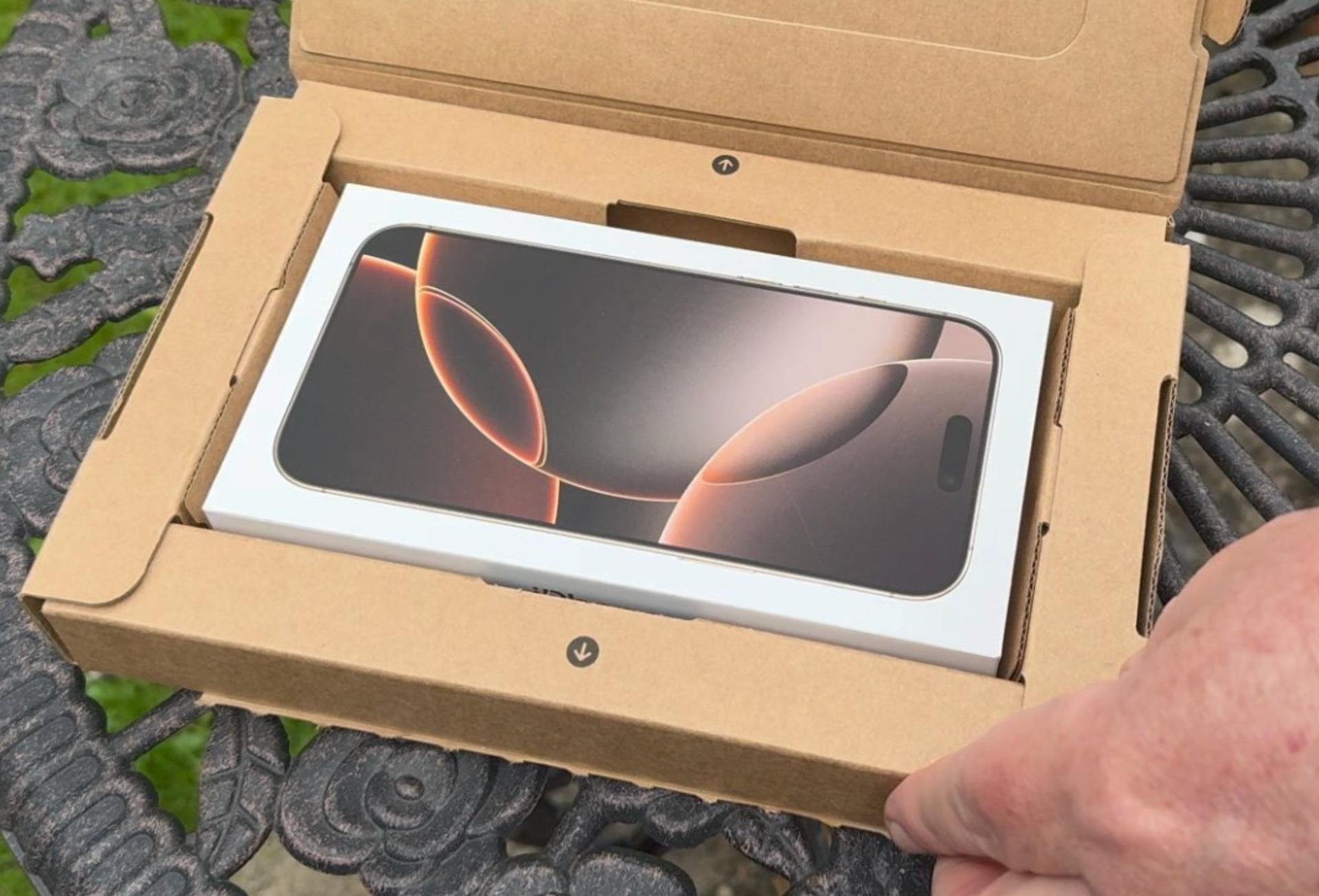 Duong day trom iPhone chi mat 10 giay tai My hinh anh