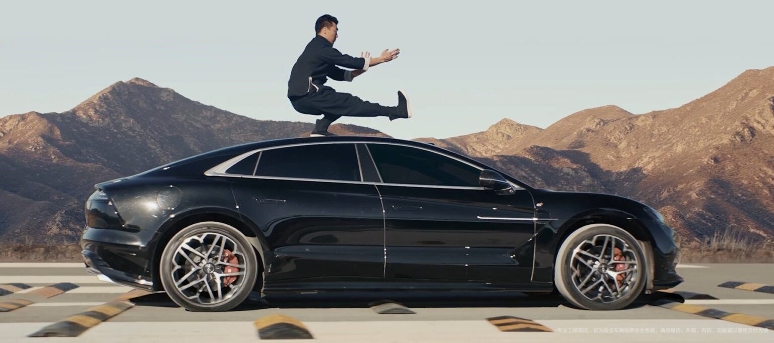 Quang cao kho tin cua hang xe dien Trung Quoc hinh anh